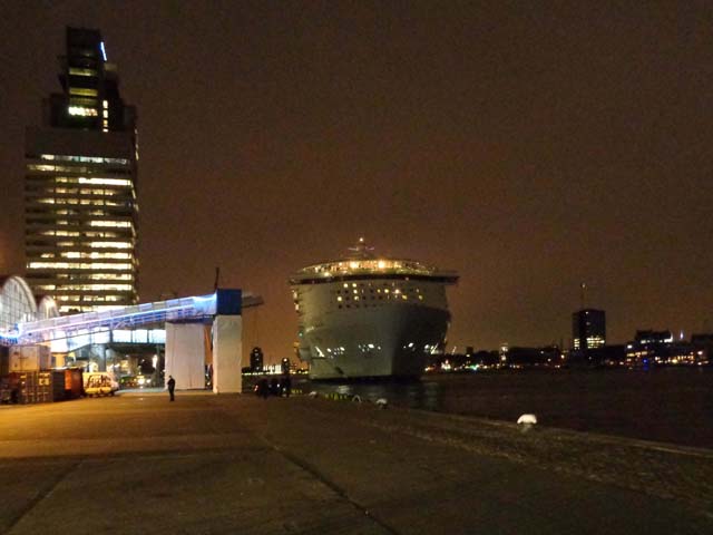 Cruiseschip ms Oasis of the Seas van Royal Caribbean Cruises Ltd. aan de Cruise Terminal Rotterdam